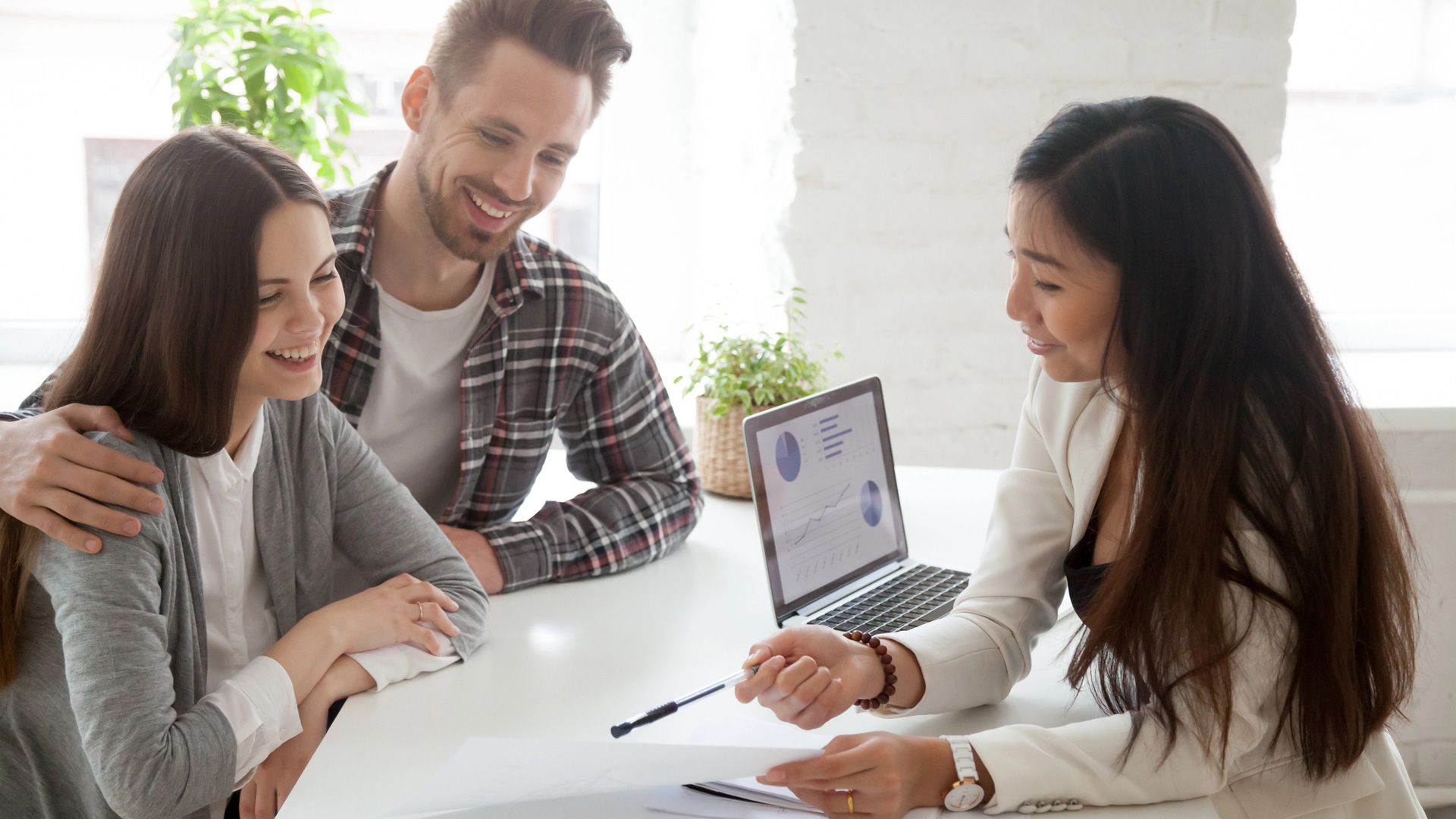 insurance agent helping couple with Renters & Landlord Insurance in Salt Lake City, Murray, Riverton, Sandy, West Valley City, UT