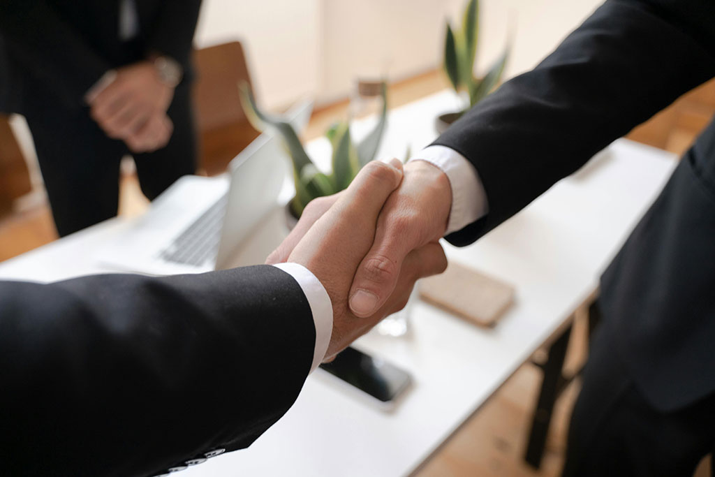 People shaking hands over workers comp insurance in Murray, UT
